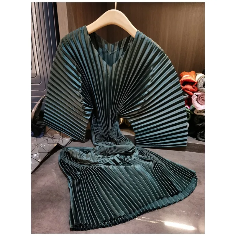 

Miyake 2026, новое плиссированное платье средней длины ручной работы с v-образным вырезом, женское элегантное темпераментное свободное простое эластичное длинное платье большого размера