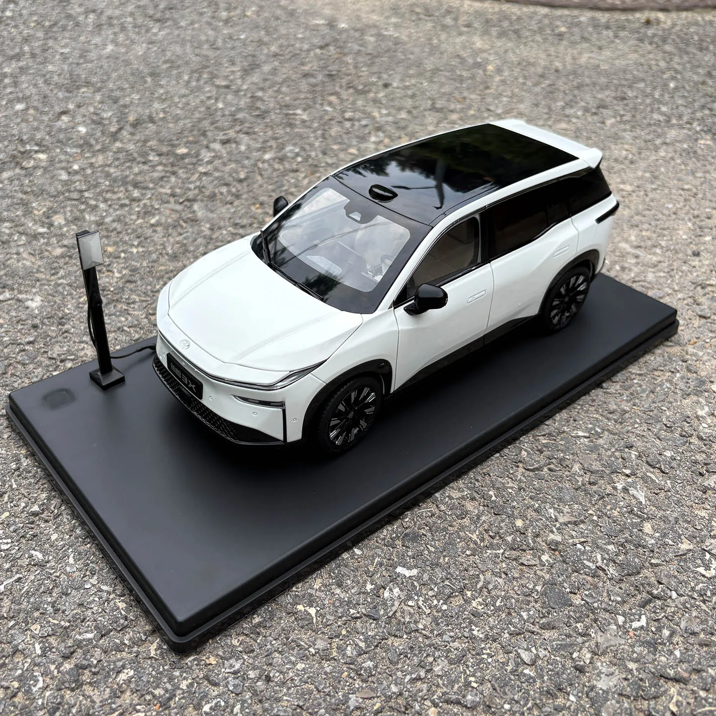 Dealer Edition Car Model,1:18 Toyota bZ3X,EV,Electrical Power SUV,Diecast Model for Collections,Display and Gift for Friends