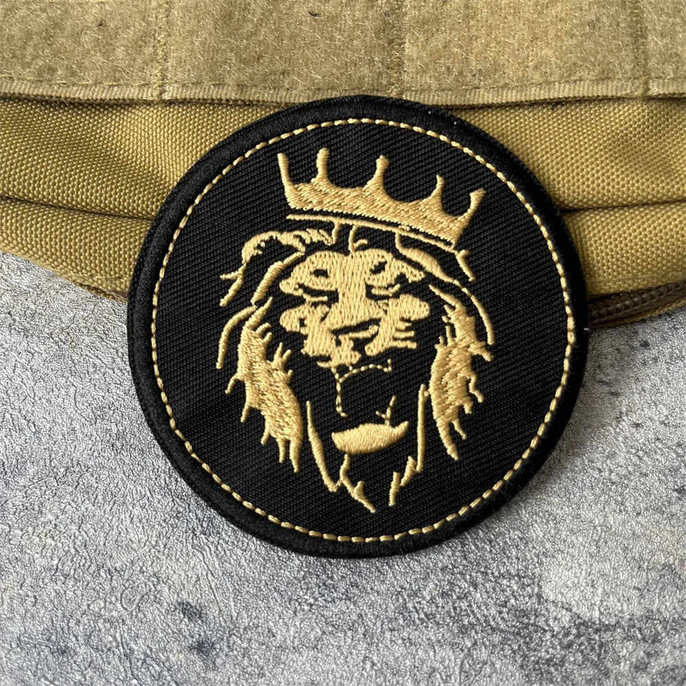 Brazalete táctico Leo con parche bordado de león, gancho y bucle - imagen 4