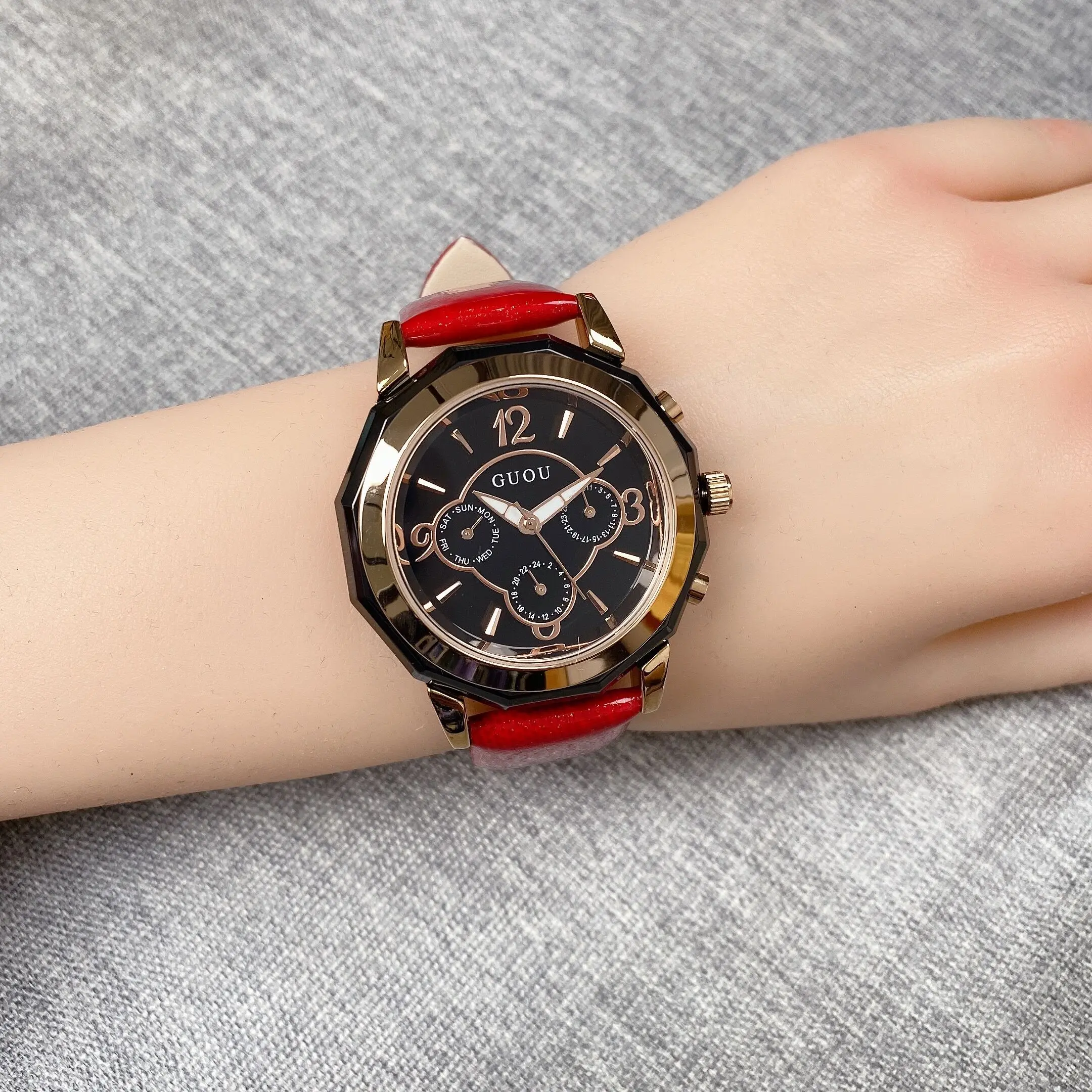 ساعة نسائية أنيقة متعددة الوظائف بسيطة وأنيقة على الموضة الكورية من الجلد القديم ساعة كوارتز نسائية هدية للنساء