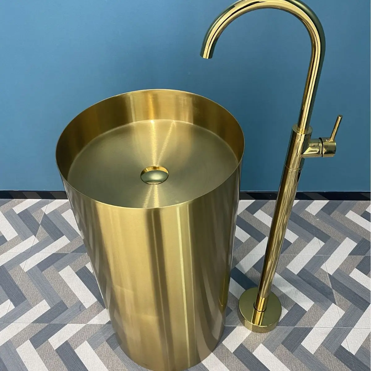 

Light luxury 304 stainless steel wash basin column basin integrated floor type face basin