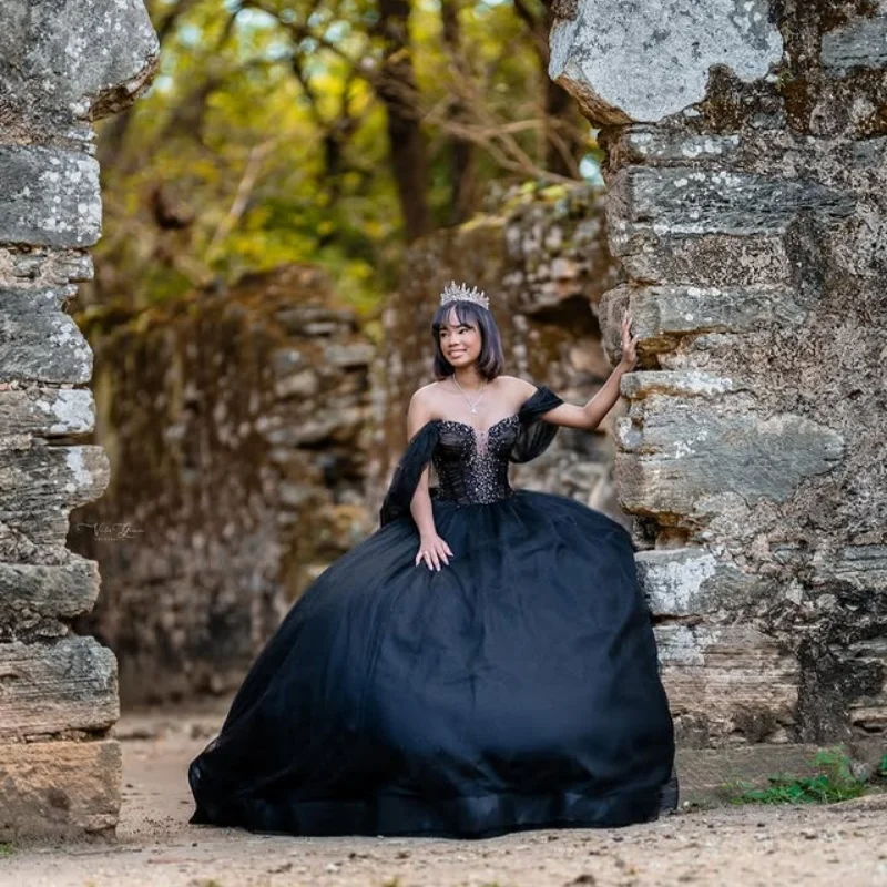 فساتين Quinceanera سوداء مخصصة قبالة الكتف الترتر كريستال تول مقوس دانتيل ذيل طويل فيستدو 15 Quinceanera