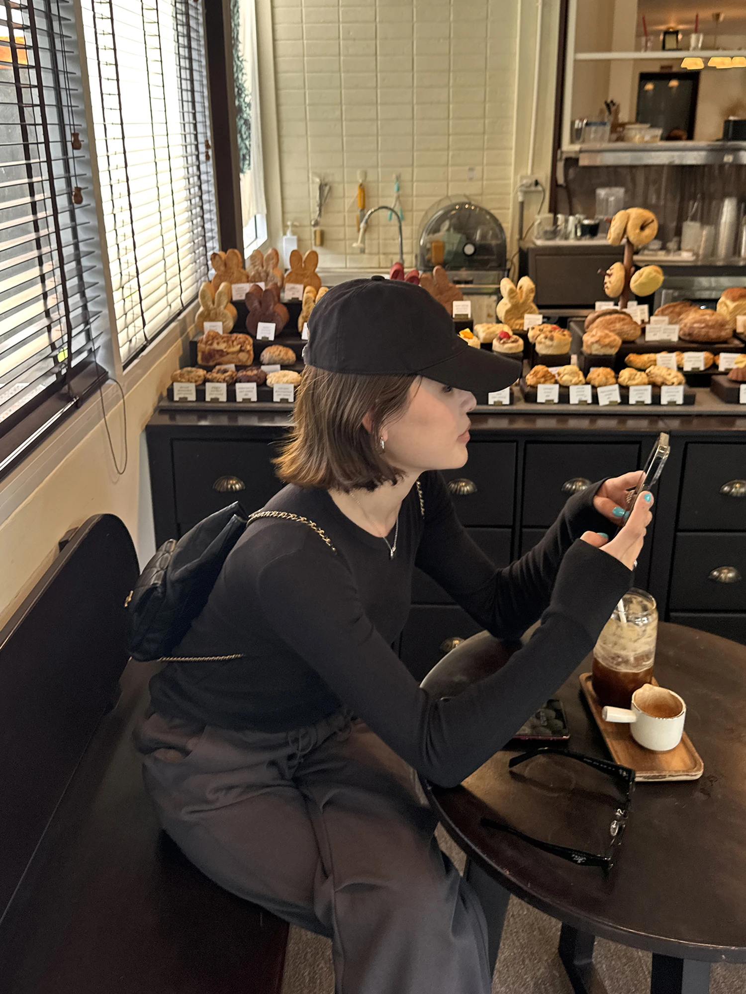 

Женская футболка с длинным рукавом, свободного кроя, в корейском стиле, с круглым вырезом, классическая, удобная, повседневная, с эффектом утяжки на плечах.