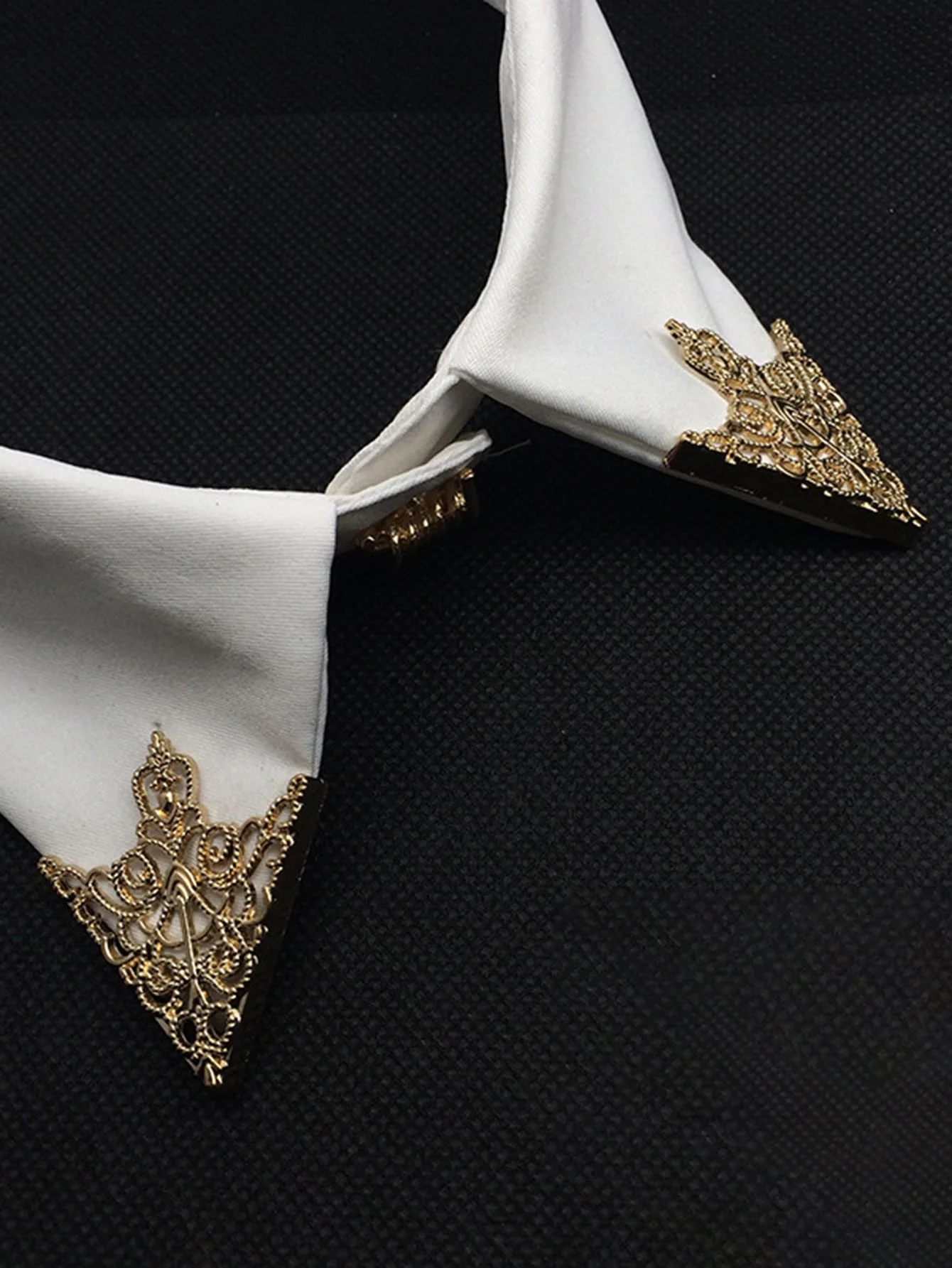 

2 шт. винтажных аксессуаров для мужских костюмных рубашек: зажим и булавка для воротника с ажурным цветочным узором в форме треугольника