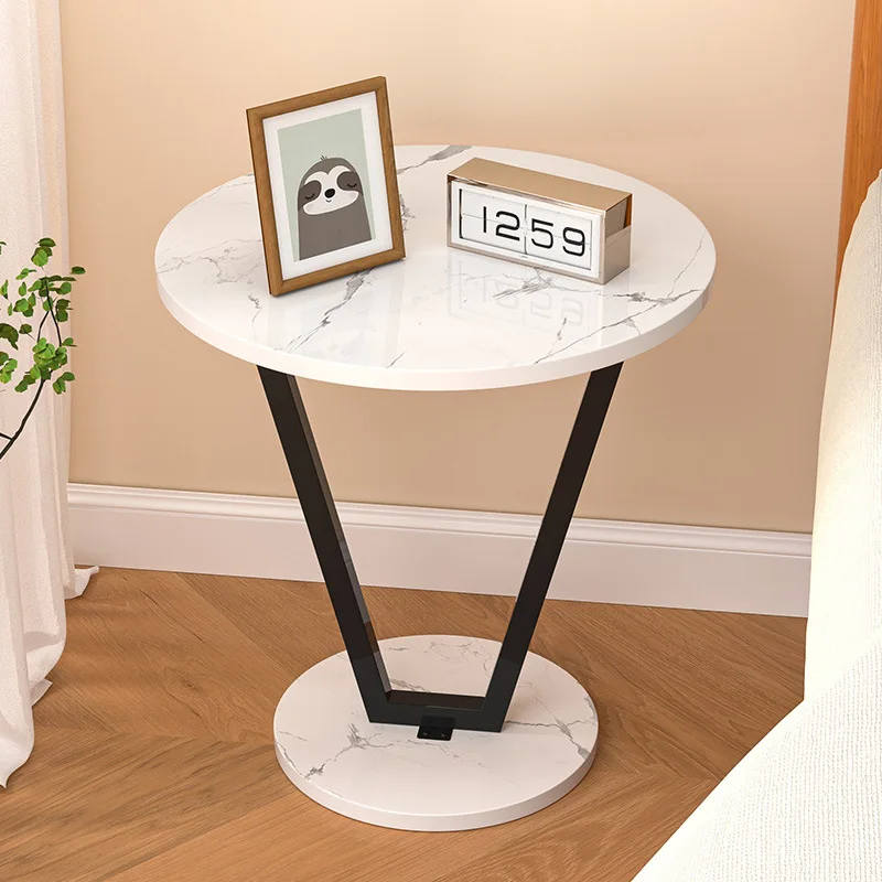 أريكة طاولة صغيرة جانبية عدد قليل من غرفة المعيشة وطاولة قهوة صغيرة بجانب السرير وعدد قليل من أرفف الطاولة المستديرة