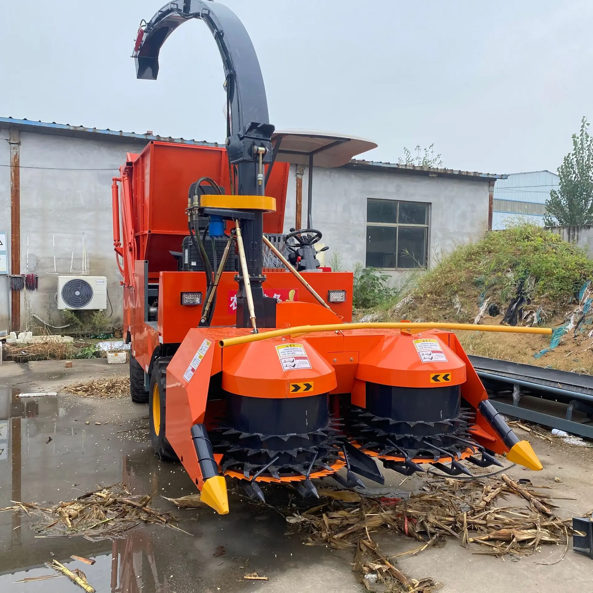 Mini Tractor Silage and Grain Harvester  Engine Forage and Corn Harvester with Core Motor Components Available for Sale