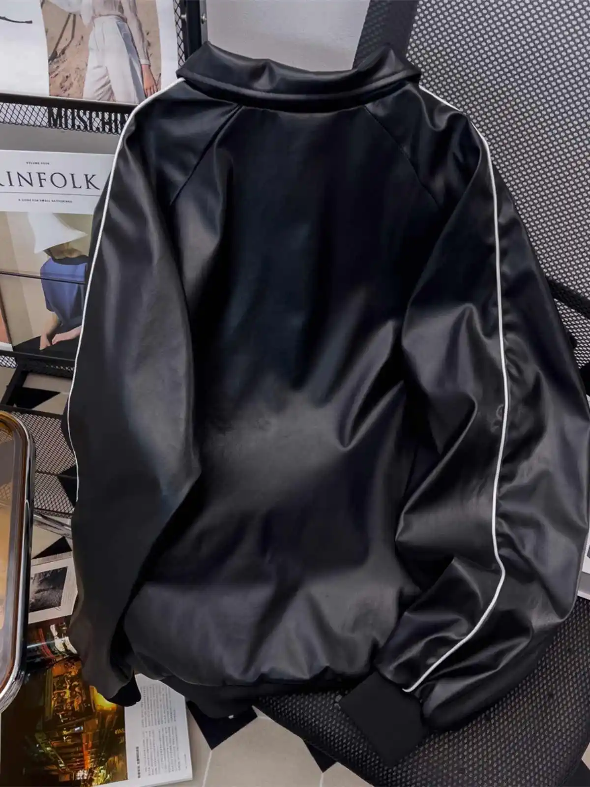 سترة نسائية من الجلد باللون الأبيض الفاتح معطف عتيق للدراجات النارية من البولي يوريثان سترة موستانج كبيرة الحجم ملابس خارجية 2000s ملابس خريف وشتاء