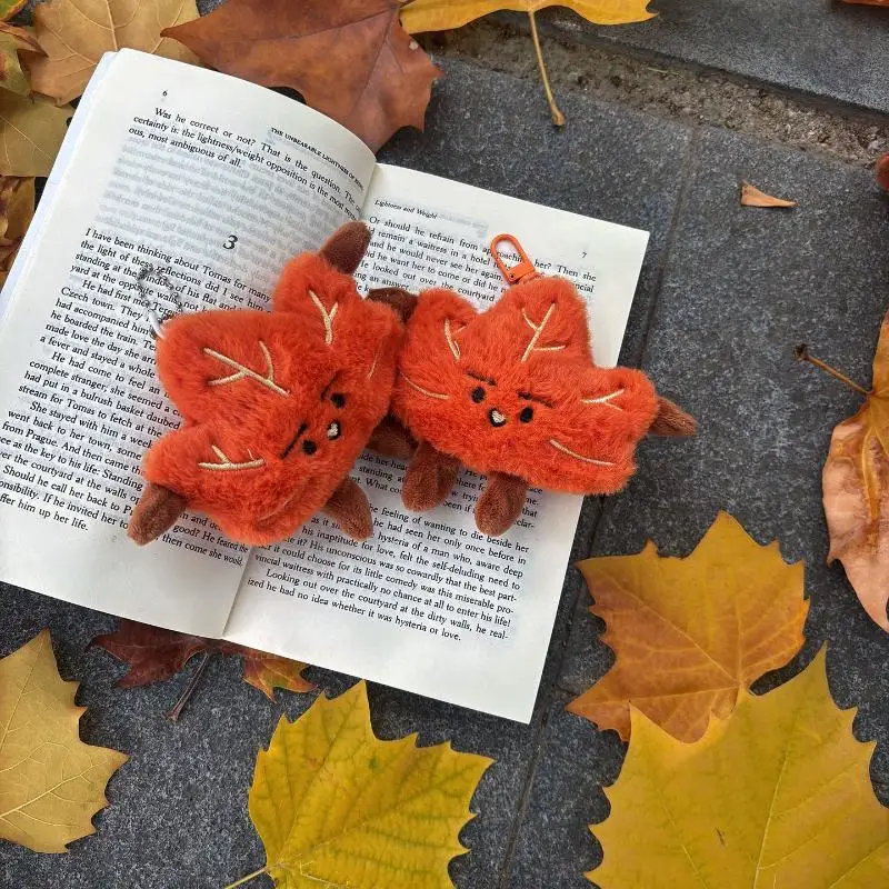 Niedlicher Plüsch-Ahornblatt-Schlüsselanhänger – weicher Cartoon-Schlüsselanhänger für Taschen/Autoschlüssel, vielseitig einsetzbare Hängedekoration und Geschenk