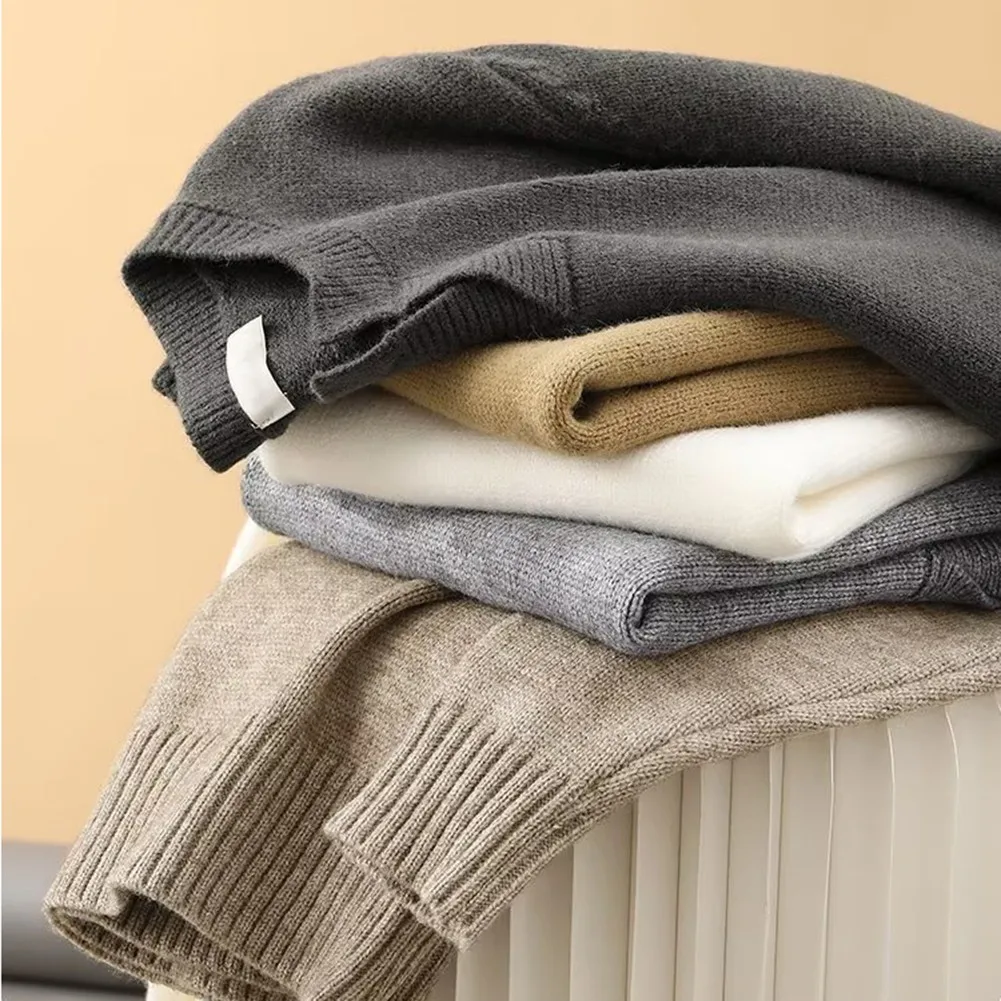 Męski sweter z dekoltem w serek, lekko dojrzały styl, miękki, uniwersalny jako warstwa bazowa, dzianinowy pulower.