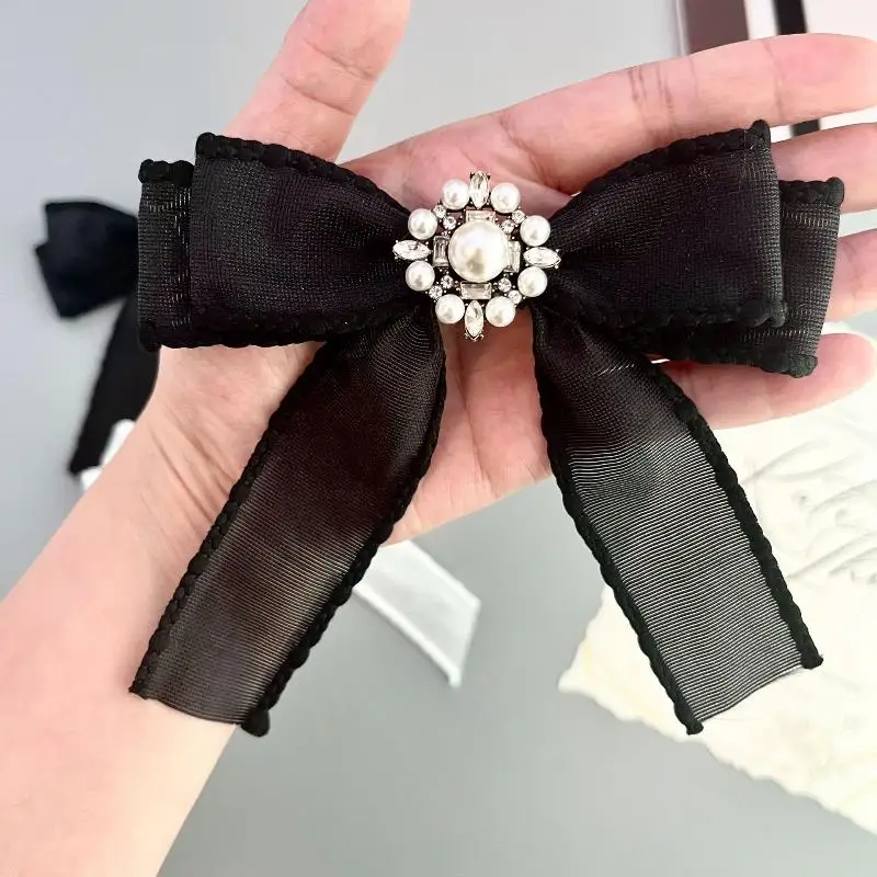 الحد الأدنى Vinatge الرجعية الأسود مع الشريط القوس اللؤلؤ بروش للنساء تنوعا قميص طوق دبابيس بروش الملابس التبعي