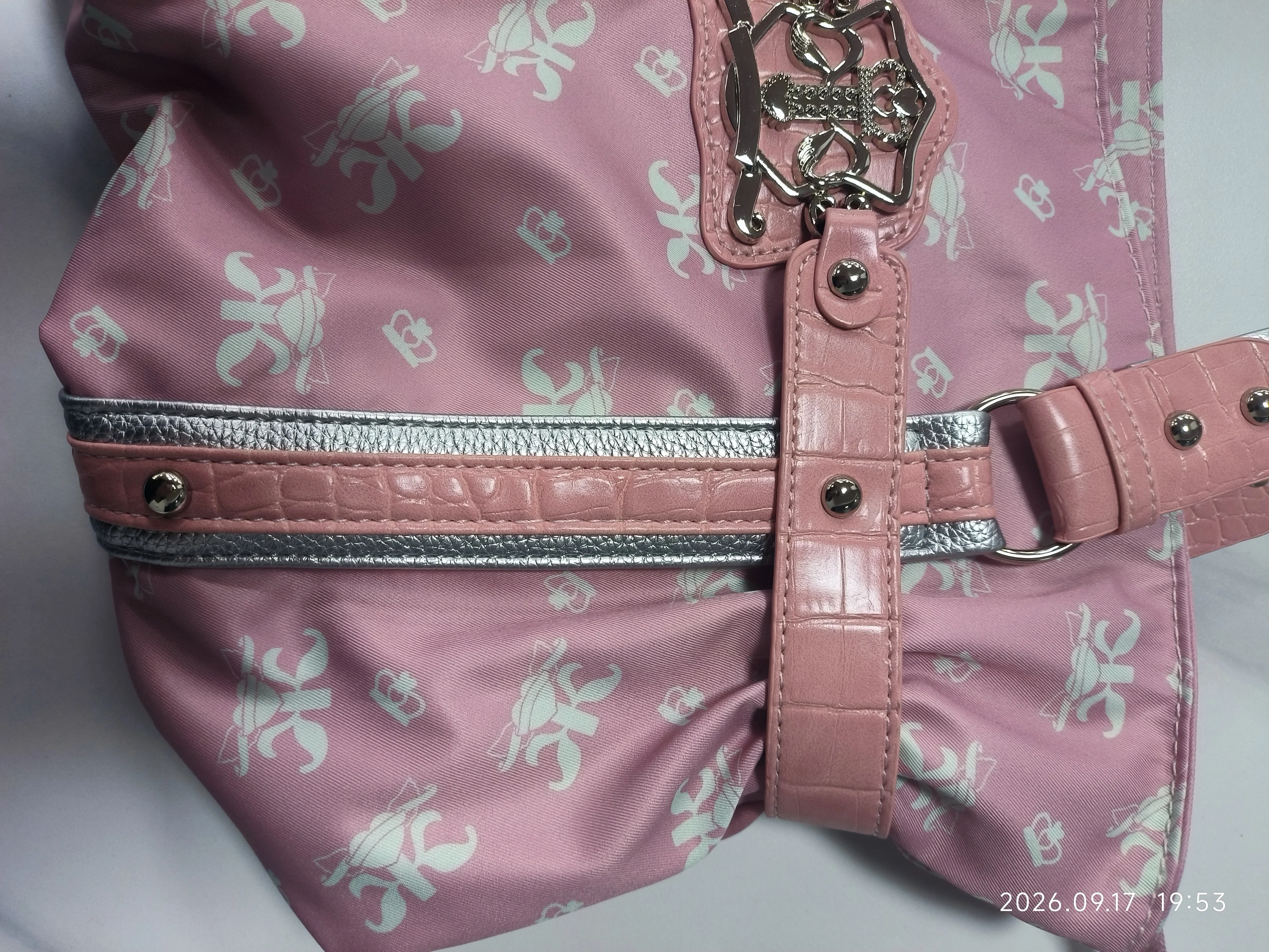 Koreanische Y2K-Style-Schultertasche, süßes, trendiges Design mit rosa Aufdruck, Damen-Tragetasche, Vintage-Nieten-Dekor, leichte, gerüschte Handtasche für den Alltag – Detail 4