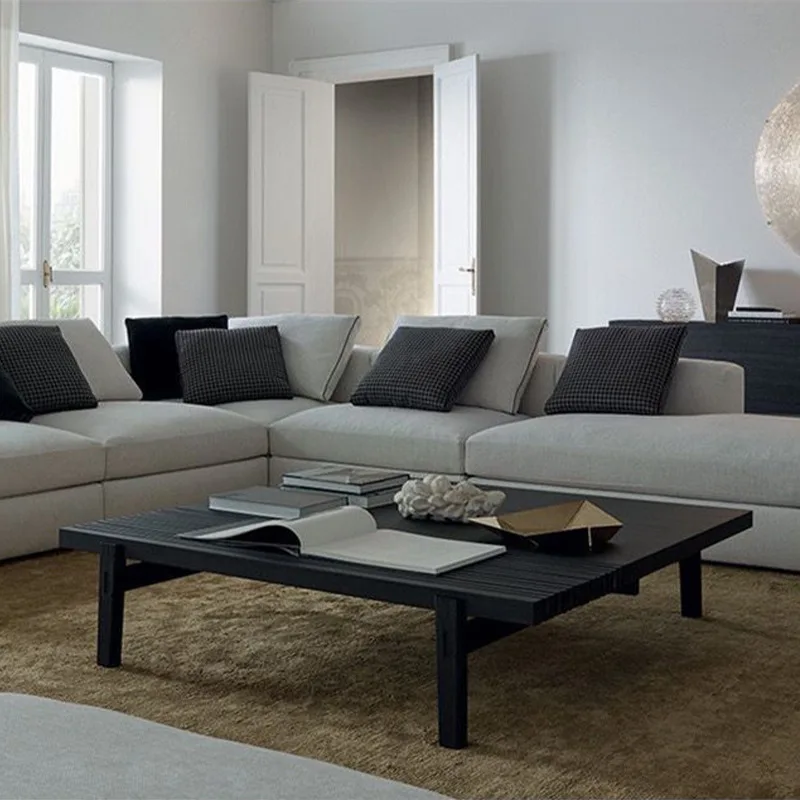 Toda a mesa de centro de madeira maciça é simples