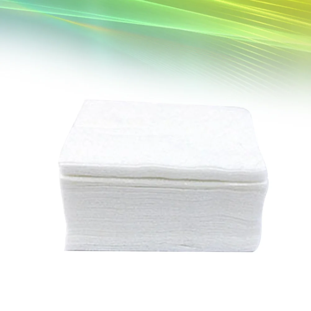 100 szt. płatków kosmetycznych 6x7 cm, jednowarstwowe, naturalne, cienkie, do pielęgnacji skóry, usuwania lakieru do paznokci, pakowane w plastikowe pudełko.