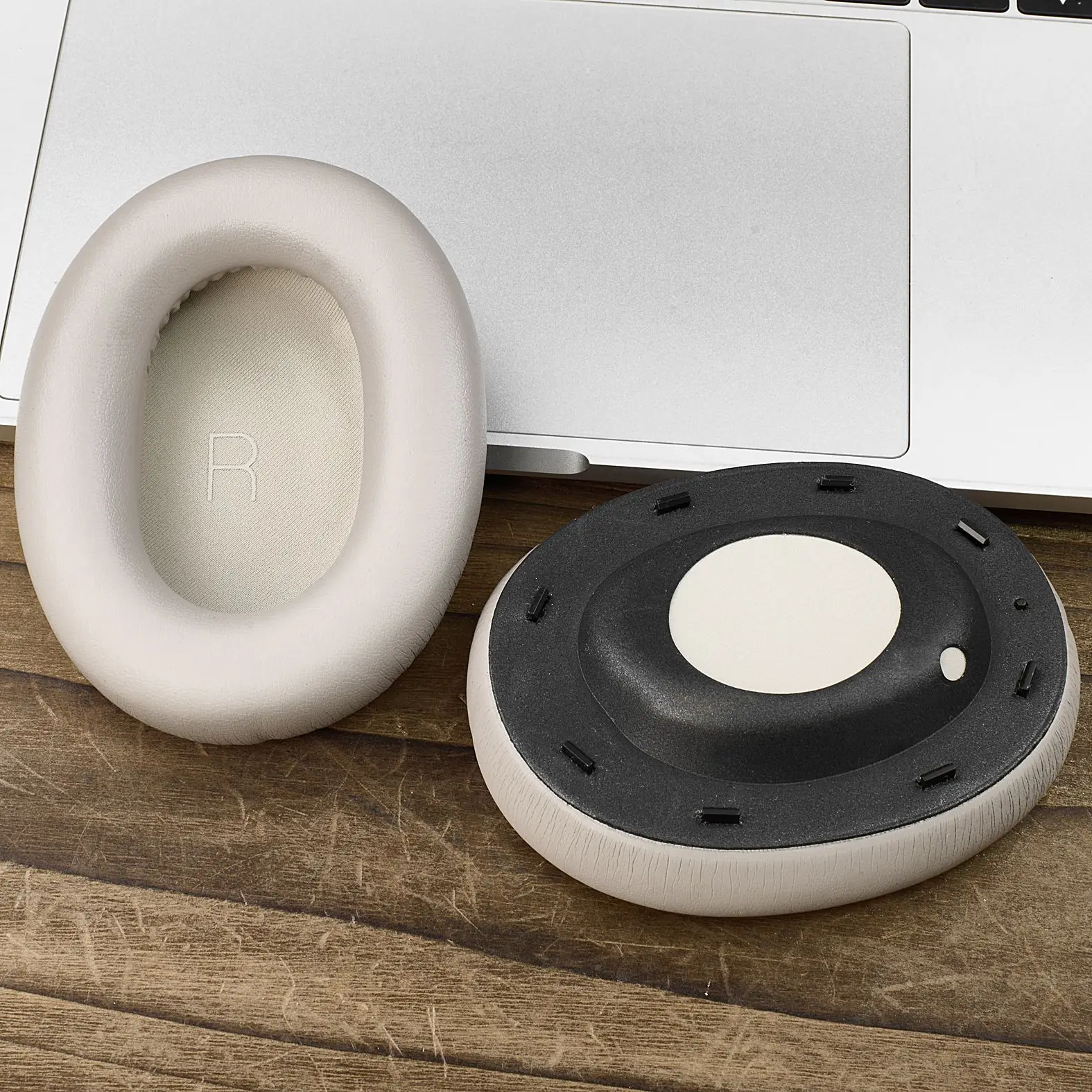 

Replacement Protein skin memory foam Ear Pads With buckle for JBL TOUR ONE M3 Headphones Earmuff Repair Parts Easy to install，