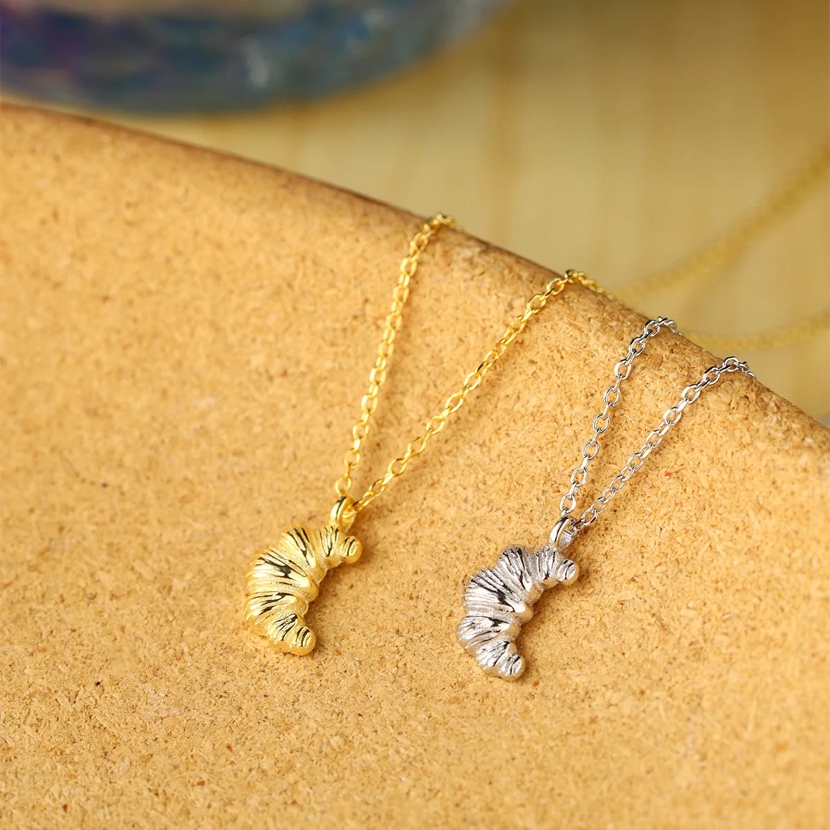 

Creative S925 Sterling Silver Croissant Pendant Necklace Minimalist Versatile Horn Bread Collarbone Chain for Women