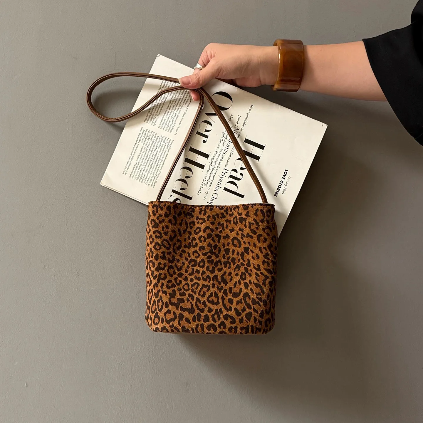 

Ведро через плечо из натуральной кожи в стиле ретро 2026, модная женская ниша из воловьей кожи с леопардовым принтом, дизайнерская роскошная сумка на одно плечо