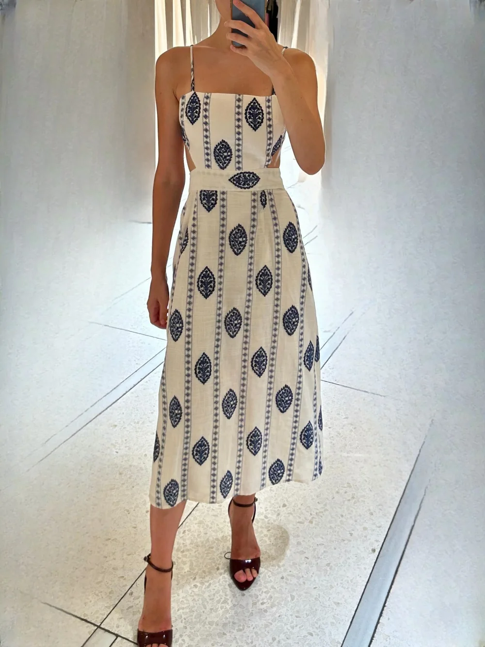 فستان مجوف أنيق مطرز بحمالات فستان طويل للسيدات موضة صيف 2025 على الطراز البوهيمي للعطلات فستان نسائي أنيق عتيق