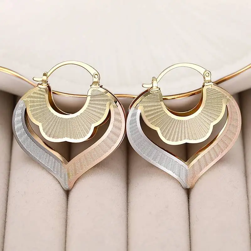 Huitan Herz-Design-Ohrringe für Damen, Metall, dreifarbig, Zubehör für Hochzeit, Alltag, modisch, aushöhlen, Party, bezaubernder Schmuck