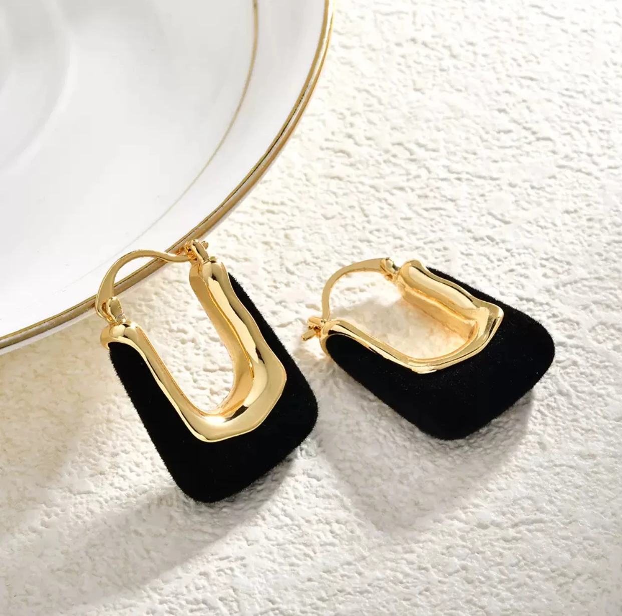 [Temperament] Autumn and winter new high-end feeling temperament luxurious feeling design sense individuality earrings