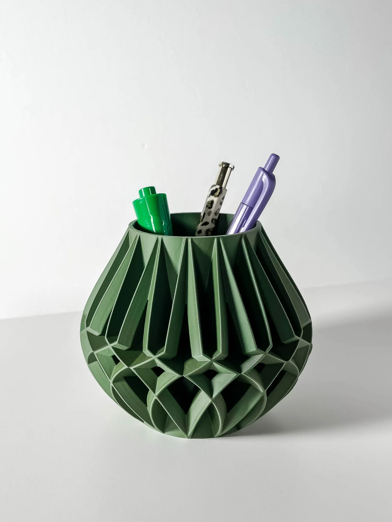 

Minimalist 3D Printed Pen Holder – Modern Geometric Desk Organizer for Office, School, or Home Workspace (Janio)