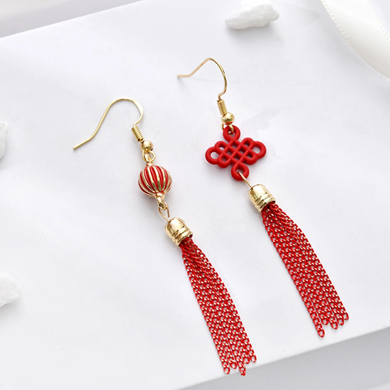 Boucles d'oreilles de style chinois pour femmes, accessoires de nouvel an, lanterne à nœud rouge, crochet d'oreille de luxe, bijoux créatifs, mariage, nouveau, 2024