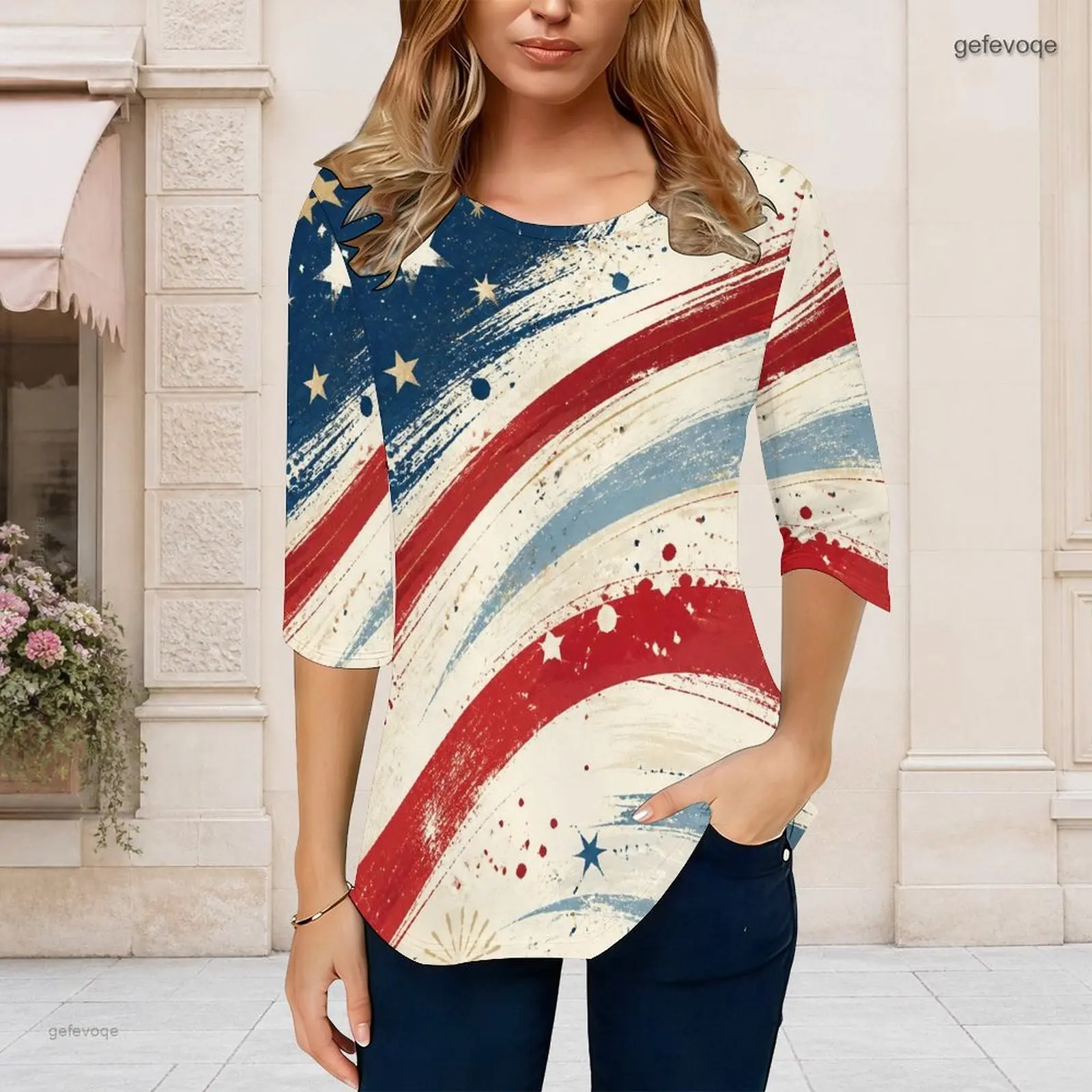 Camiseta de manga 3/4 con cuello redondo y estampado para mujer, con diseño de estrellas y rayas en rojo, azul y blanco, y dobladillo curvo.