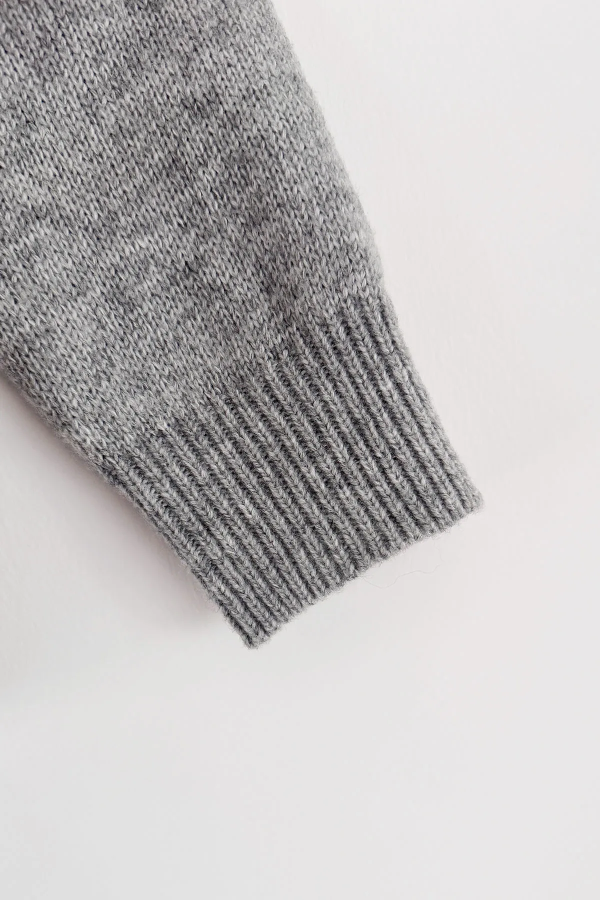 Chic parisiense: suéter cinza aconchegante