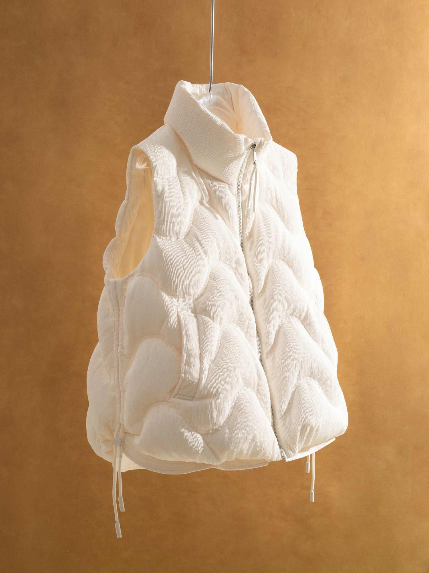 

Жилет из белого гусиного пуха Ji Qirui: модный, фактурный, с богатой отделкой, утепленный, для женщин, повседневный, на молнии