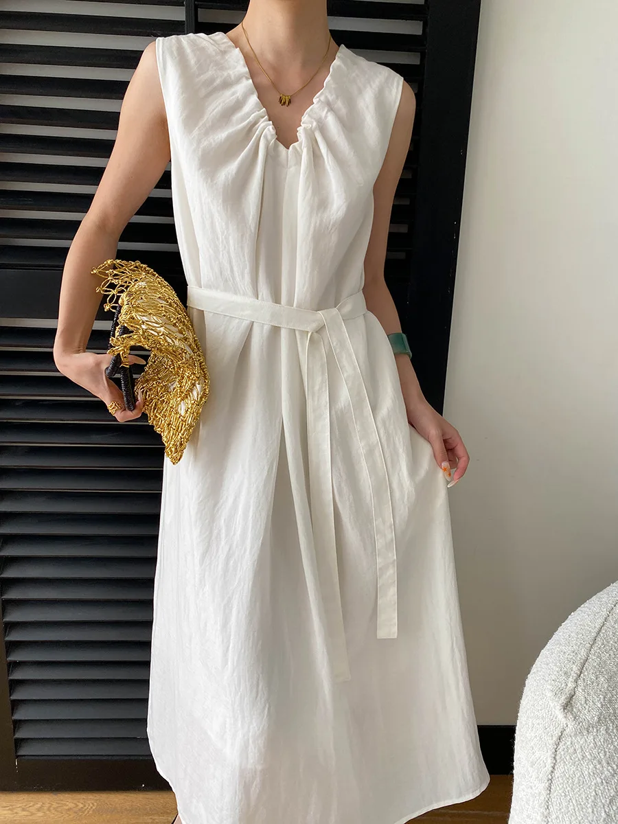 Sommerliches Damenkleid in unifarbenem, plissiertem Design mit V-Ausschnitt, Schnürung an der Taille und schlankmachendem, ärmellosem Schnitt. – Detail 4
