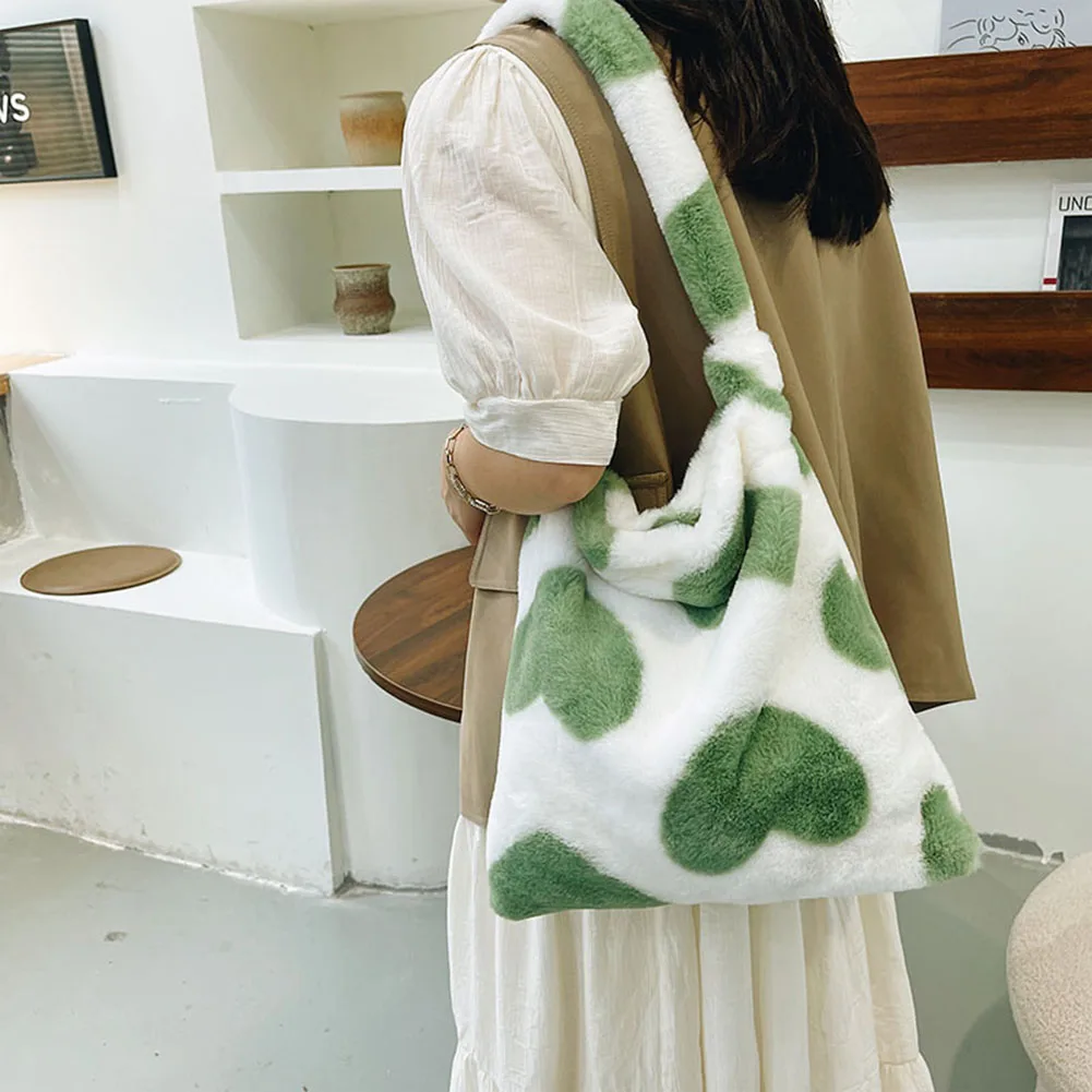 حقيبة يد من الفرو الصناعي من القطيفة للنساء حقيبة كتف شتوية كاجوال منفوشة حقائب كروس عصرية حقيبة يد بسلسلة محفظة ناعمة للفتيات ﻿