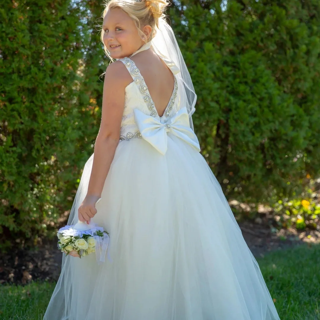 Weiße Blumenmädchenkleider für die Hochzeit, Kristallspitze, Applikationen, ärmelloses Mädchenkleid für Fotoshooting, Erstkommunionkleid, individuell gestaltet