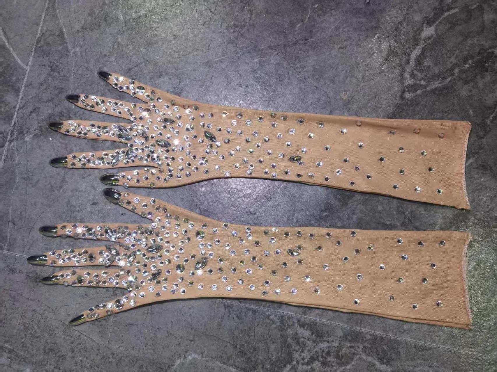 أزياء المسرح النسائية، ترتدي أزياء العطلات، ملابس رائعة، ألوان حمراء وبيضاء