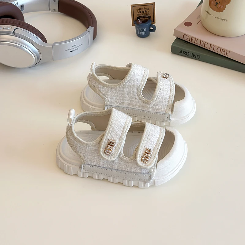2025 صنادل أطفال أحذية شاطئ صيفية للأطفال الصغار صنادل بناتي صغيرة من حجر الراين موضة أصابع مغطاة مضادة للركلة للفتيات #2