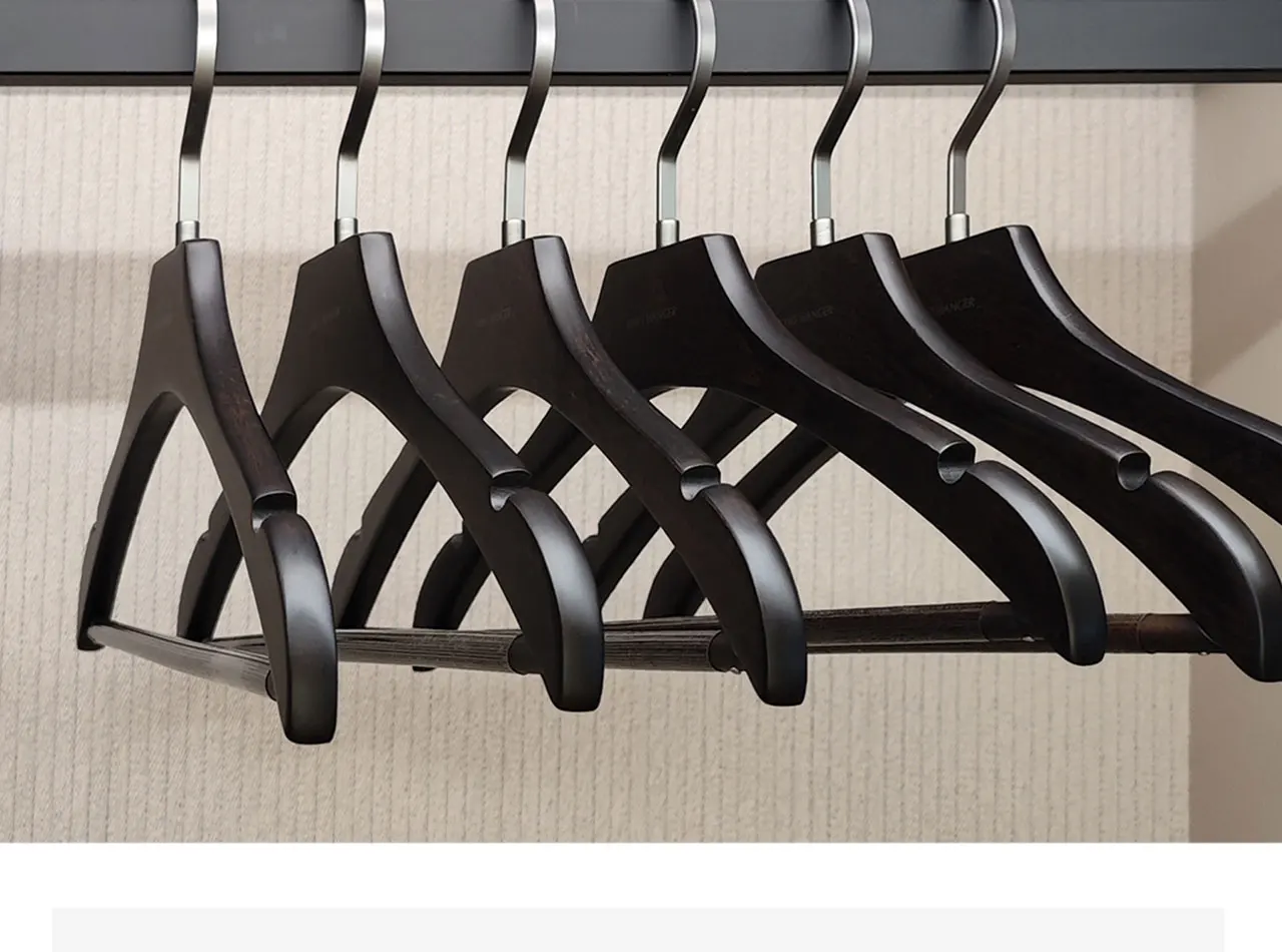 

Hanger solid wood solid color retro high-end non-marking non-slip gift box is suitable for special black suits in the cloakroom