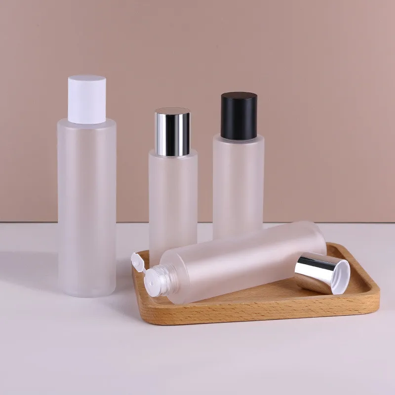 100ml、120ml、150ml、200mlの容量の、マット仕上げの詰め替え用ボトル。プラスチック製で、液体シャンプーやシャワージェルなどを入れて使用できる。家庭用バス用品。
