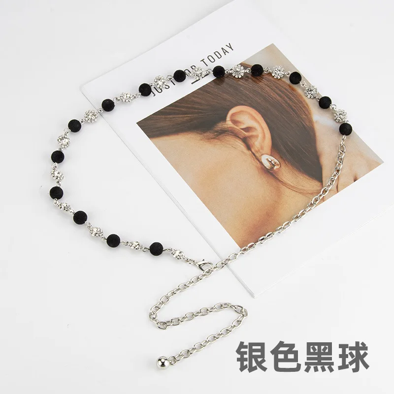 فستان نسائي عصري بسلسلة خصر من حجر الراين على شكل كرة صوف عصرية مع زخرفة جينز