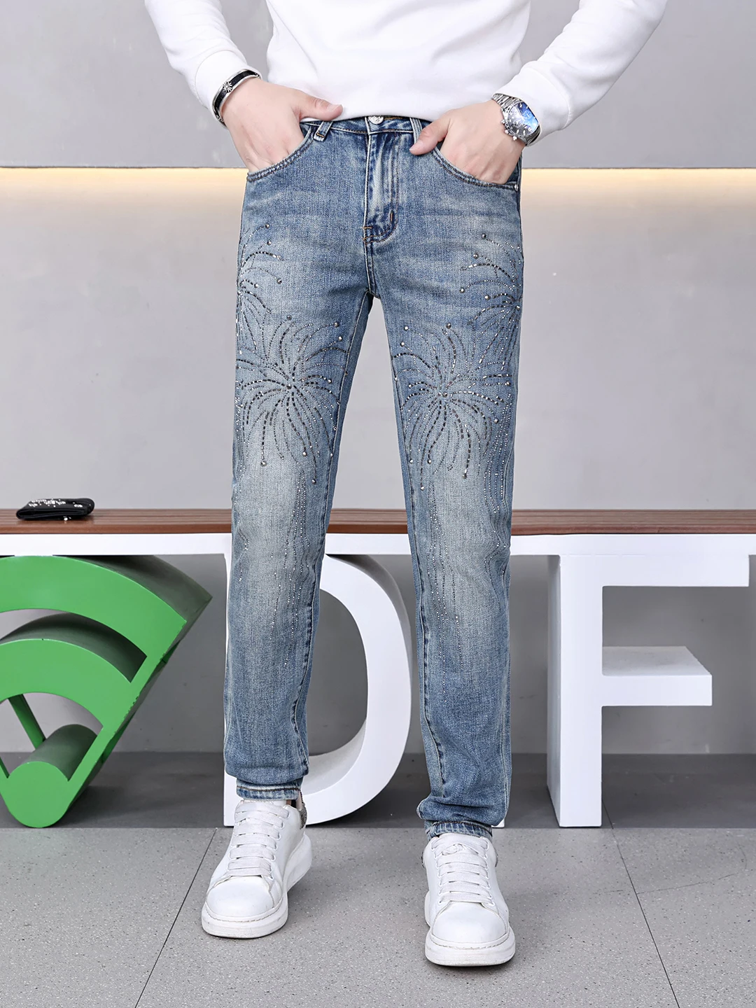 

High-End Retro Men's Slim Fit Straight Leg Jeans Sparkling Rhinestone Embellished Cotton Stretch Denim Casual Long Trousers