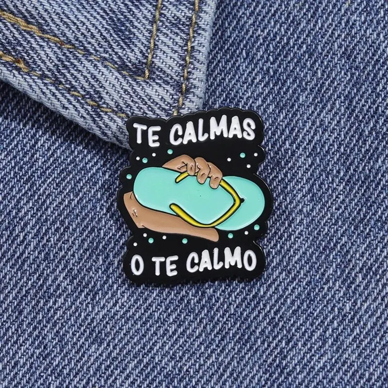 Te Calmas O Te Calmas Enamel Pin Funny Spanish Mom Humor Joke Brooch Lapel Backpack Badge Decorate Jewelry Gift for Women Mother