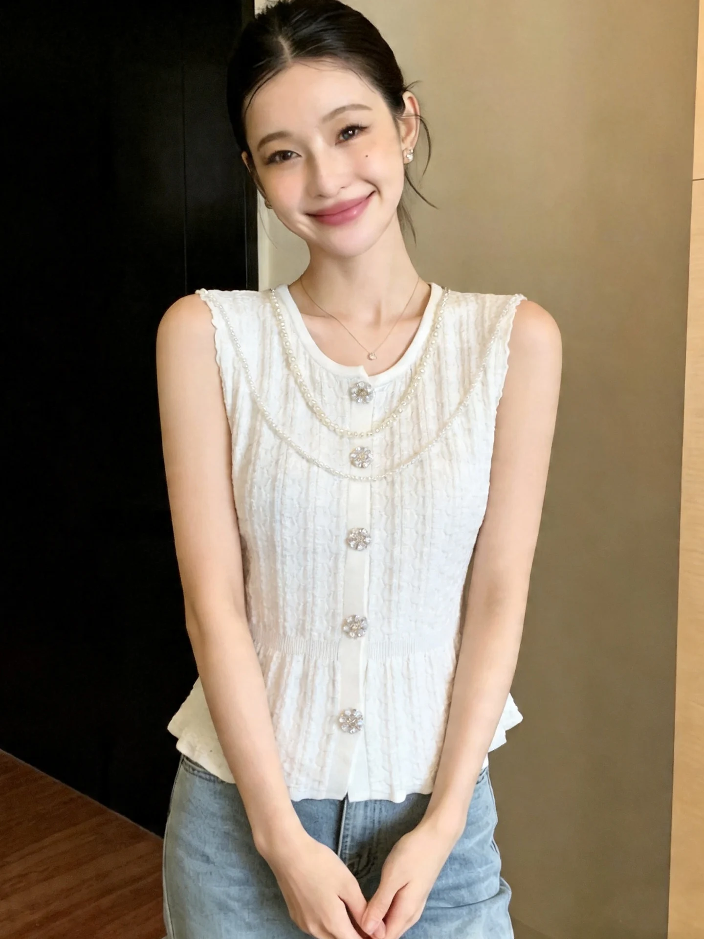 Heavyweight Pearl Knitted Vest Women's Slim Fit Short Sleeveless Top Textured Knit Summer Fashion City Walk Style round Neck