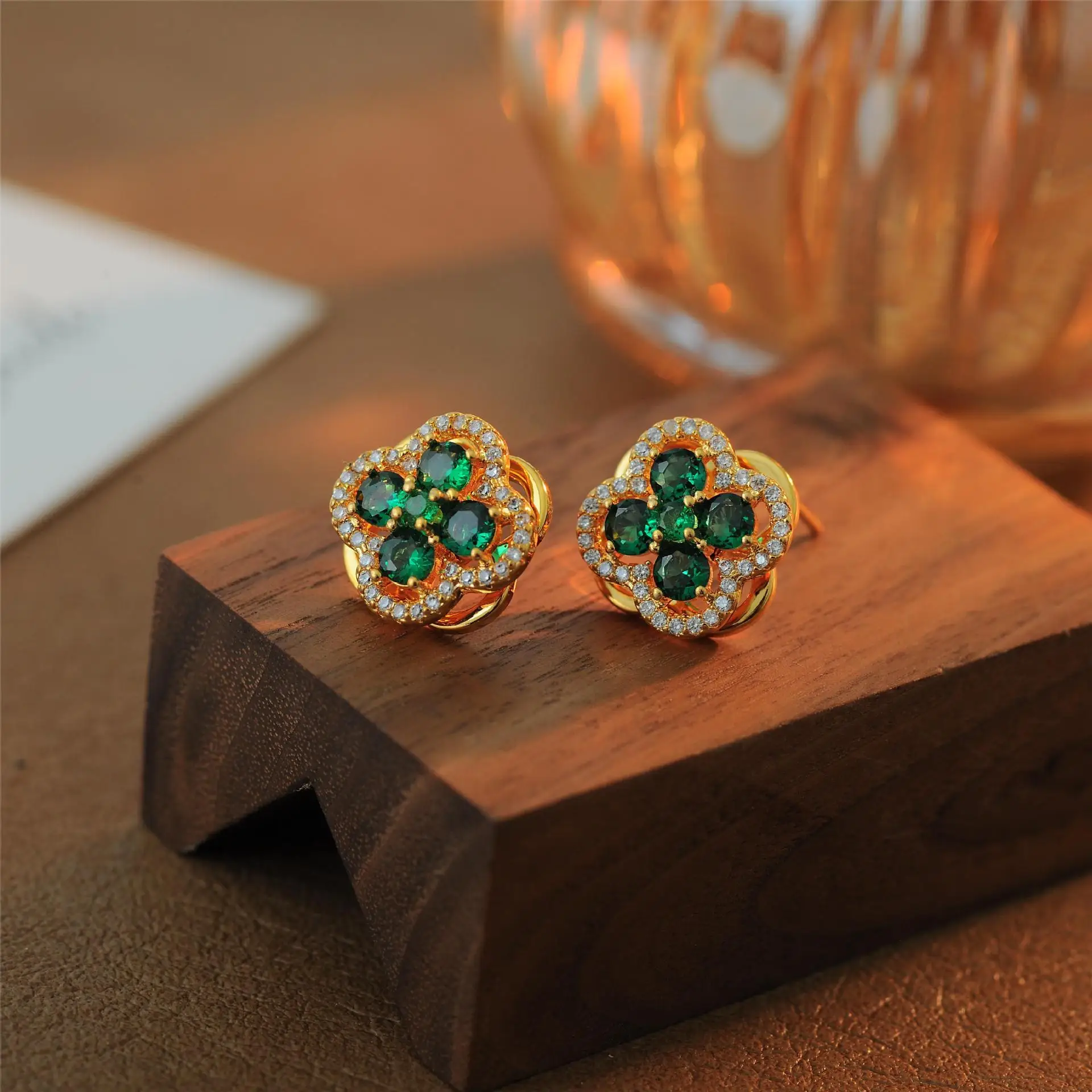 

Green Zircon Four Leaf Flower Earrings Compact Exquisite Rotating Jewelry