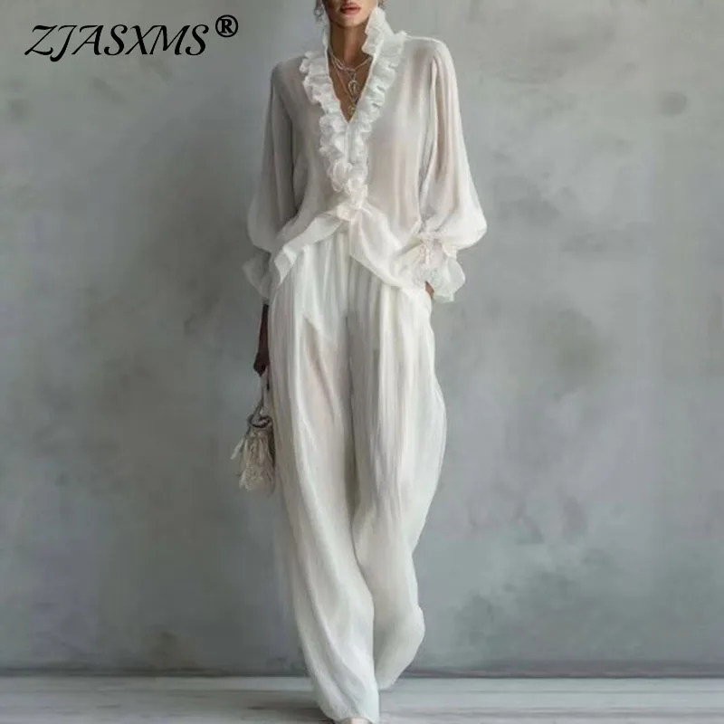 

Белый повседневный комплект из 2 предметов для женщин: сексуальная блузка с V-образным вырезом и рюшами, длинными рукавами и широкие брюки. Весенне-летний богемный костюм.