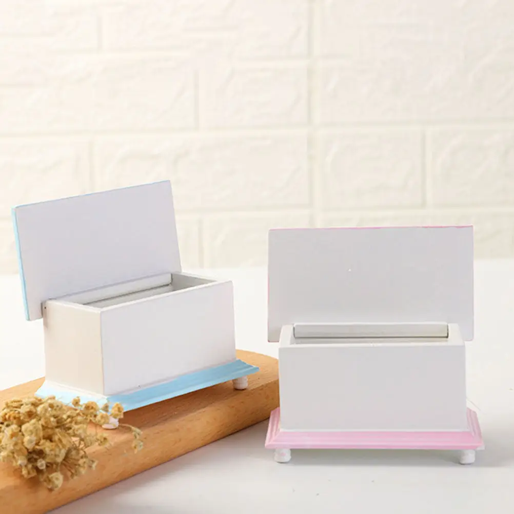 

Миниатюрный деревянный сундук для сокровищ в масштабе 1:12, ручной работы, с гладкой отделкой, в романтическом стиле, для декора миниатюрных сцен, функциональное хранилище