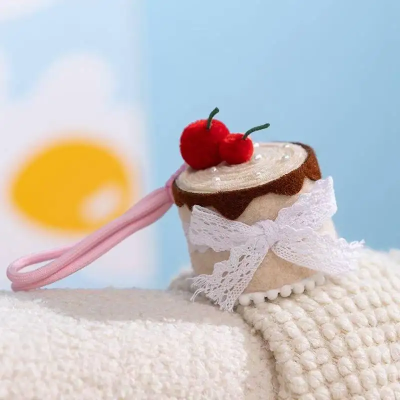 أحدث الكرز كعكة حقيبة الظهر قلادة المفاتيح Kawaii محشوة ألعاب من نسيج مخملي دمية الكرتون أنيمي لطيف هدية لصديقة متعة دمية