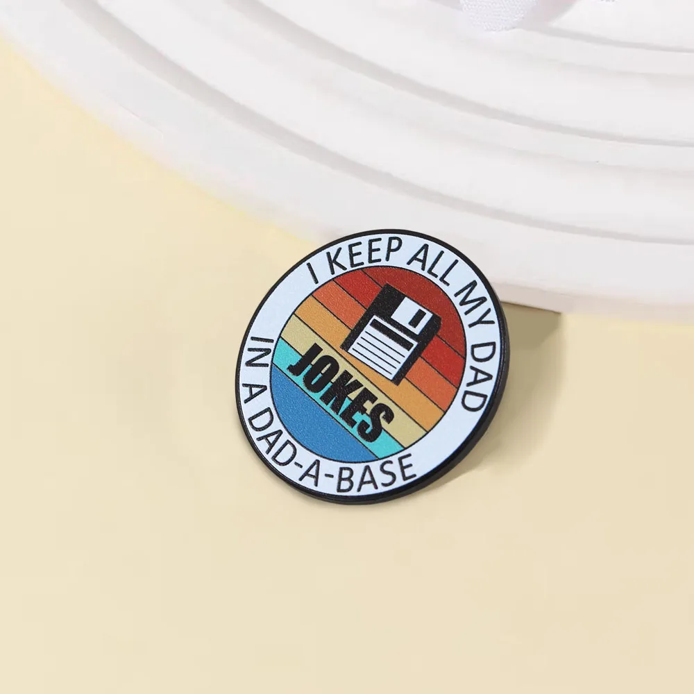 Lustige Papa-Witz-Brosche „Ich bewahre alle meine Papa-Witze in einer Dad-A-Base Floppy-Disk auf“ Emaille-Pin Vatertags-Geschenk – Detail 7
