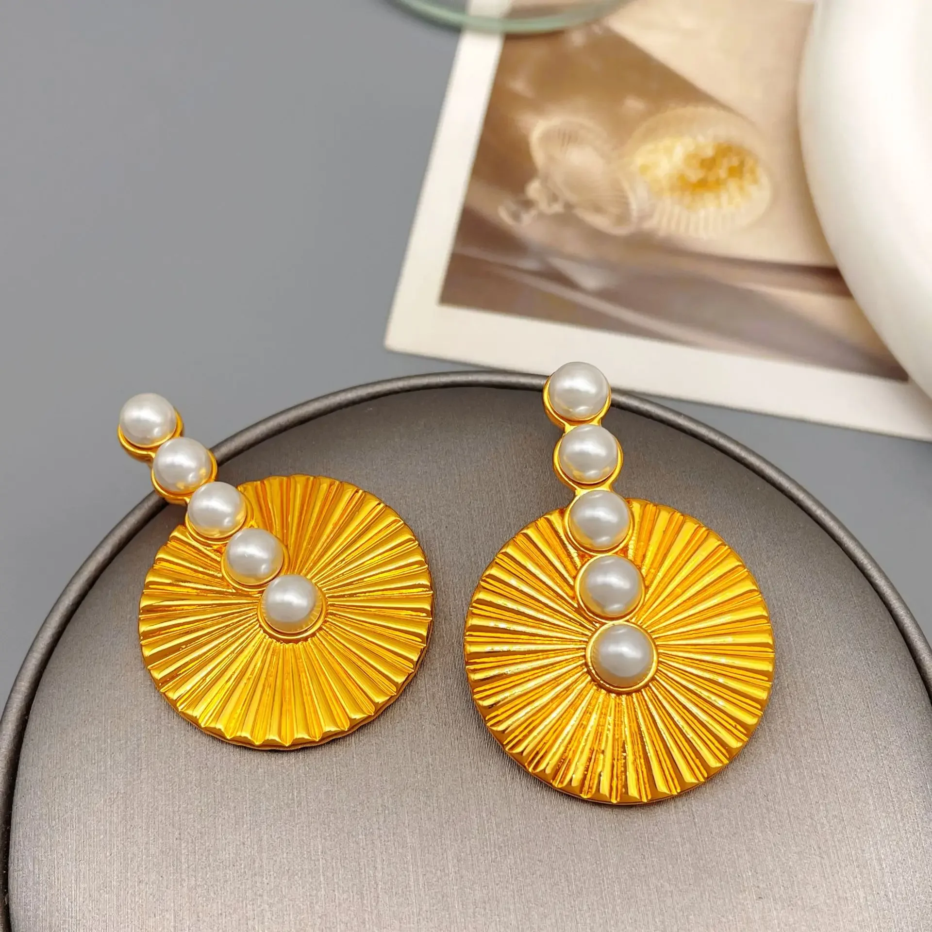 French fashionable high-grade pearl earrings 2024 new light luxury niche delicate elegant design of women's banquet earrings