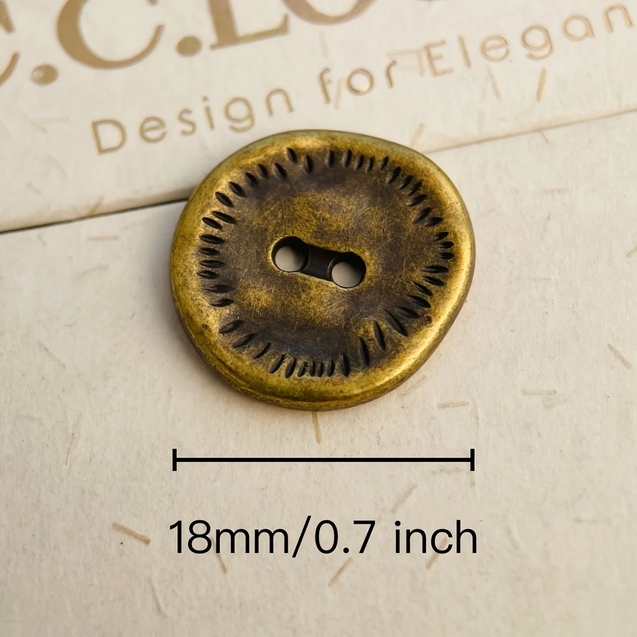 [أزرار خياطة عتيقة] 10 قطع من أزرار الخياطة المعدنية البرونزية والفضية | تصميم العملات القديمة المصنوعة يدويًا مقاس 18 مم لـ