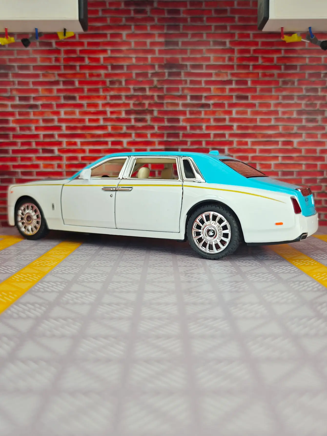 

Модель автомобиля Rolls Royce Phantom из сплава металла в масштабе 1:24, двери, передний капот и дверца багажника также открываются.