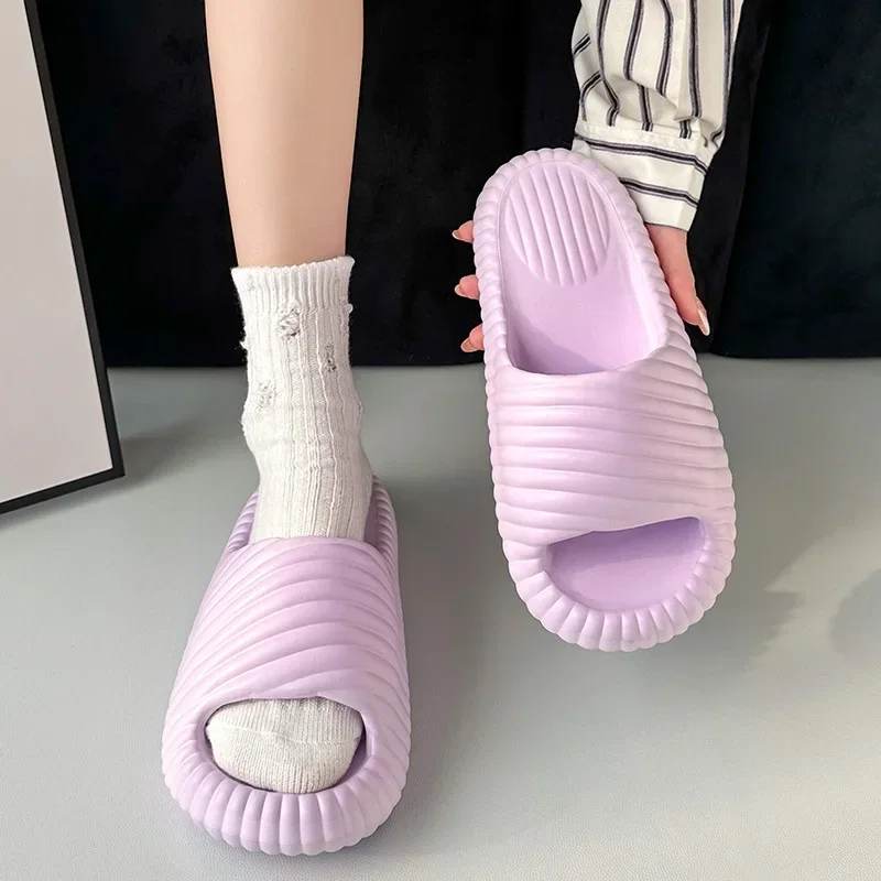 

Лето 2022, розовые тапочки на толстой платформе и подушке, женские модные тапочки с мягкой подошвой из ЭВА, женские уличные нескользящие сандалии