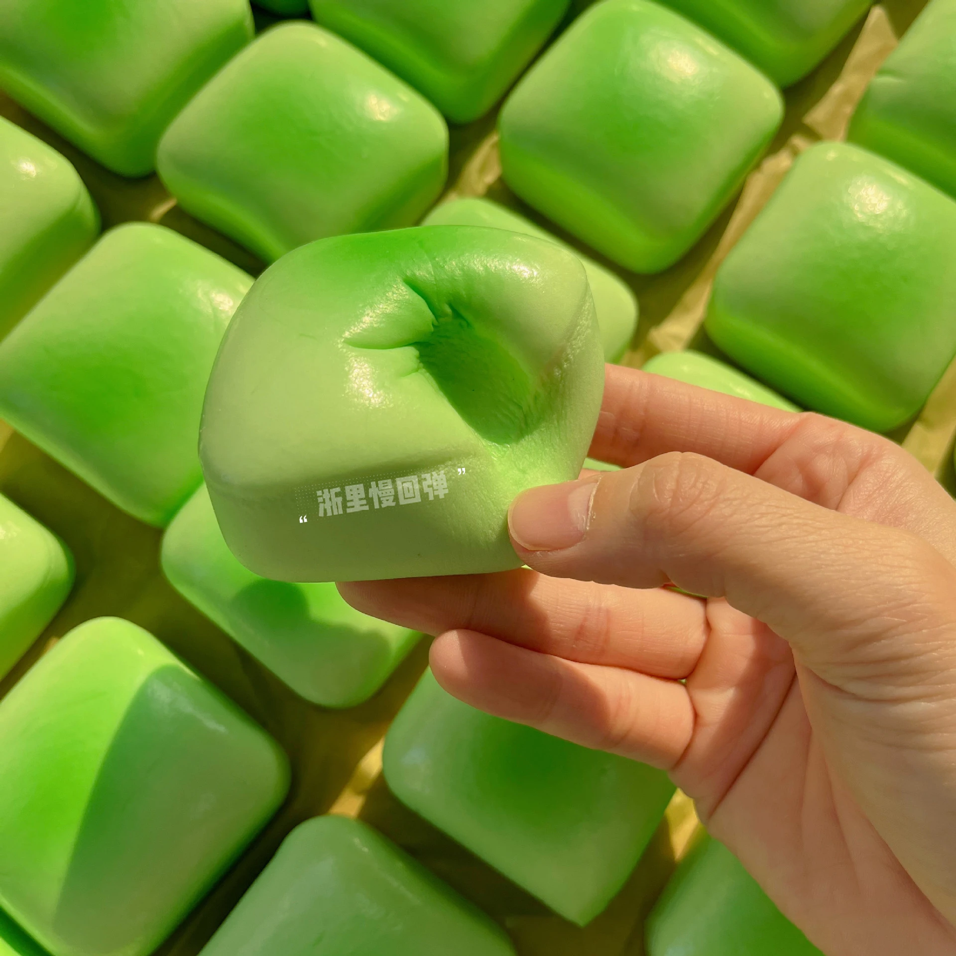 Juguete de rebote lento de PU suave y húmedo para tostadas de té verde blando, bonito juguete cuadrado de fresa para apretar, juguete para aliviar el estrés