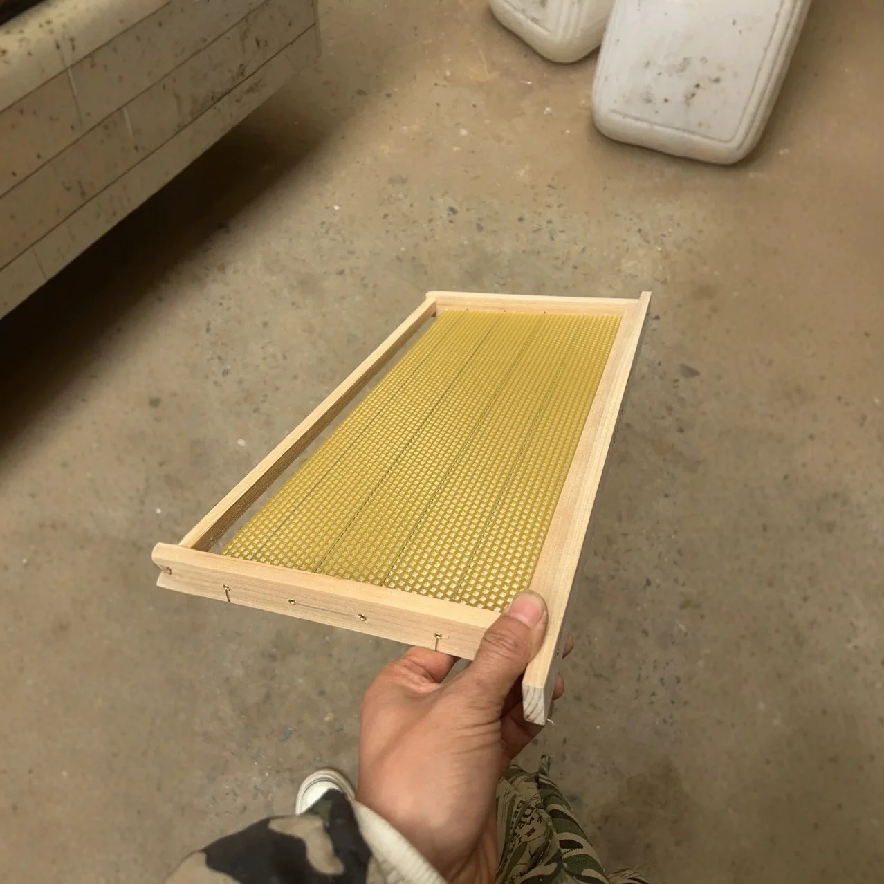 Kit complet de ruche à 8 cadres avec fondations et cadres enduits de cire, et outils d'apiculture pour débutant
